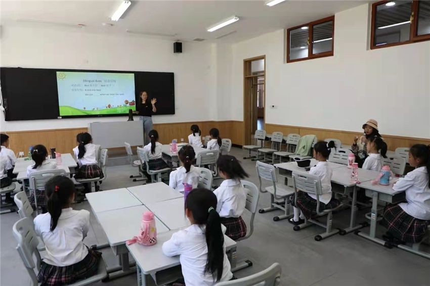 博仕有成課桌椅進駐唐山西那母君華小學(圖5)